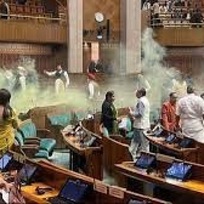 संसद की सुरक्षा में एक बड़ी चूक -लोकसभा में हर तरफ हो गया धुआं-धुआं