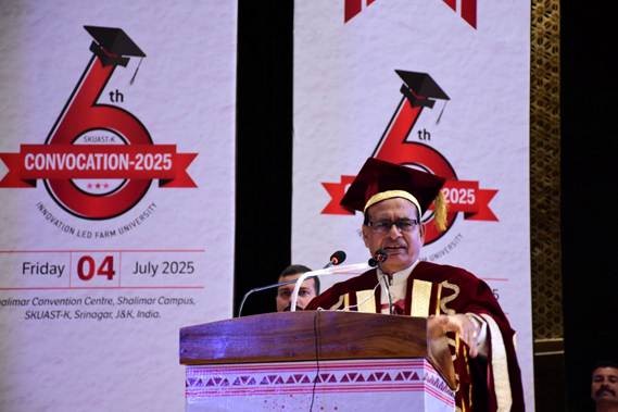 शिवराज ने श्रीनगर में शेर-ए-कश्मीर कृषि विश्वविद्यालय के दीक्षांत समारोह में भाग लिया