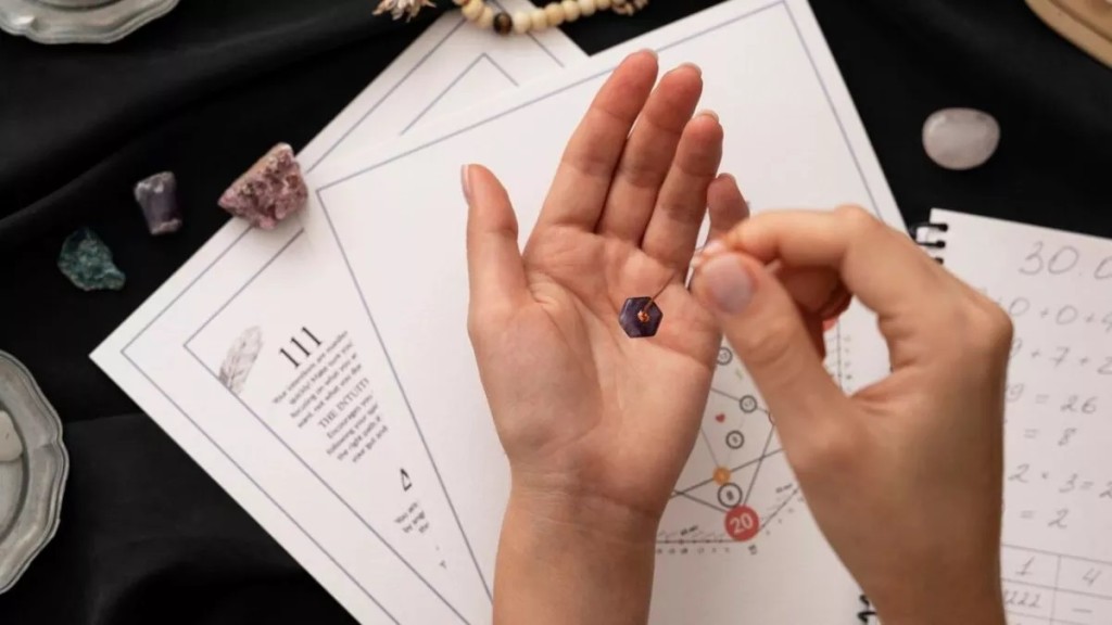 हाथों में है ये एक लकीर तो दिन रात बरसता है पैसा